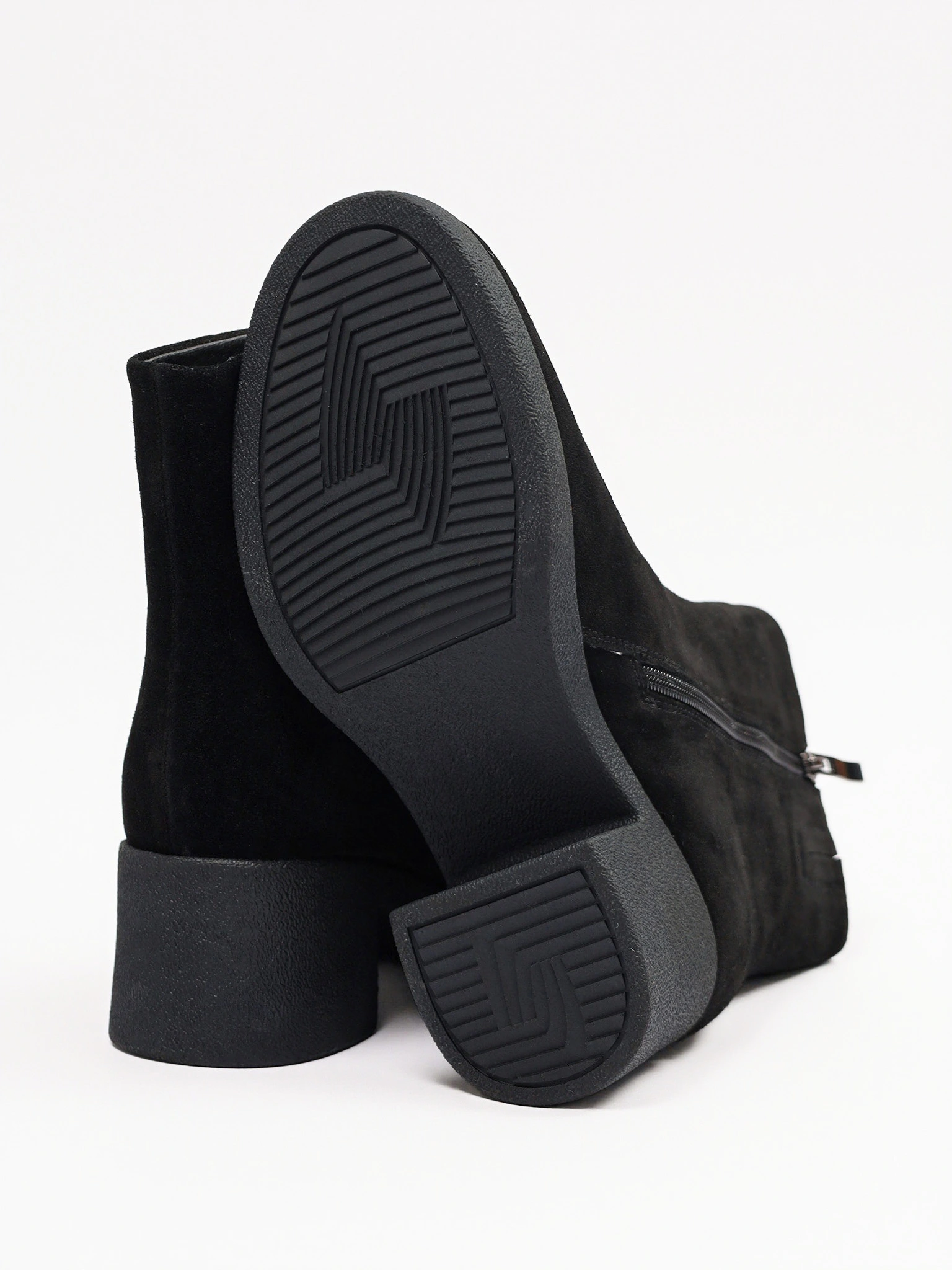 Ботильоны черного цвета из натуральной замши на широком высоком каблуке